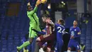 Kiper Chelsea,  Edouard Mendy (kiri) berusaha menepis bola saat bertanding mleawan Leeds United pada pertandingan lanjutan Liga Inggris di Stamford Bridge di London, Inggris, Minggu (6/12/2020). Chelsea menang 3-1 atas Leeds United. (Mike Hewitt, Pool via AP)