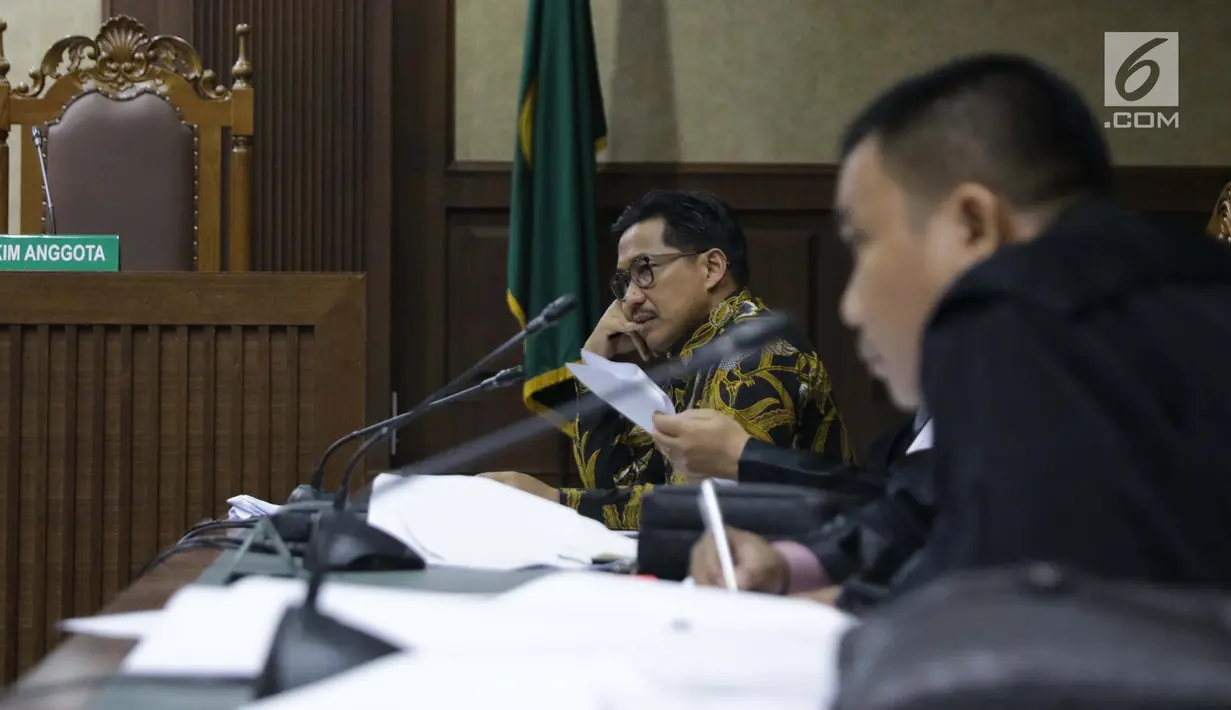 Terdakwa dugaan suap/gratifikasi terkait kerjasama pengangkutan dengan PT HTK yang juga anggota komisi VI DPR RI, Bowo Sidik Pangarso (kiri) saat sidang lanjutan di Pengadilan Tipikor, Jakarta, Rabu (20/8/2019). Sidang mendengar keterangan saksi-saksi. (Liputan6.com/Helmi Fithriansyah)