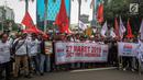 Serikat Pekerja JICT menggelar aksi menutup jalan menuntut Kementerian BUMN segera memutus kontrak Hutchison di JICT yang terindikasi merugikan negara Rp 4,08 triliun di depan gedung Kementerian BUMN, Jakarta, Rabu (13/3). (Liputan6.com/HO/Asri)