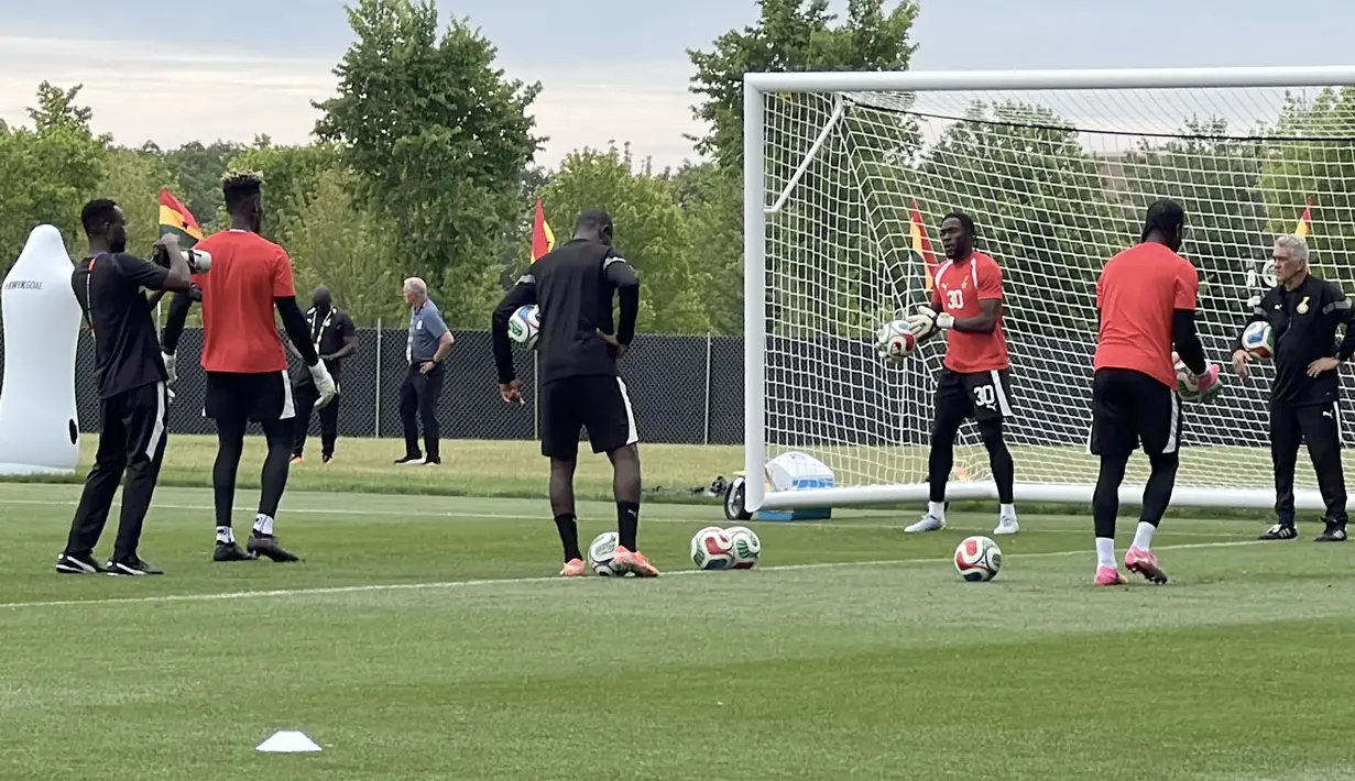 Kiper Timnas Ghana menjalani latihan di Bryant University, Rhode Island, Amerika Serikat, Senin (22/6/2026). Sesi latihan ini menjadi bagian dari persiapan The Black Stars jelang menghadapi Inggris pada Piala Dunia 2026. (KLY Sports/Hery Kurniawan/Adv/Powerade)