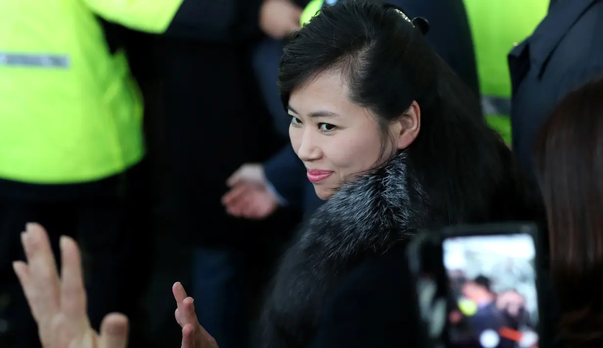 Delegasi Korea Utara, Hyon Song-wol melambaikan tangan setibanya di Stasiun Kereta Seoul, Minggu (21/1). Kunjungan ke Seoul kali ini adalah yang pertama dilakukan pejabat Korut sejak Presiden Korsel Moon Jae-in mulai menjabat. (Kim In-chul/Yonhap via AP)