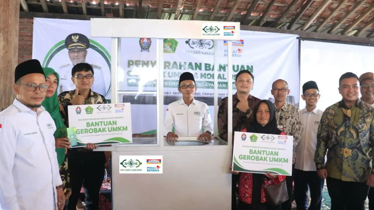 NU Care-LAZISNU PBNU bekerja sama dengan PT Indomarco Prismatama (Indomaret) dalam program Sedekah Peduli Kemanusiaan menyerahkan bantuan usaha kepada para pelaku UMKM yang berada di Jawa Tengah (Istimewa)