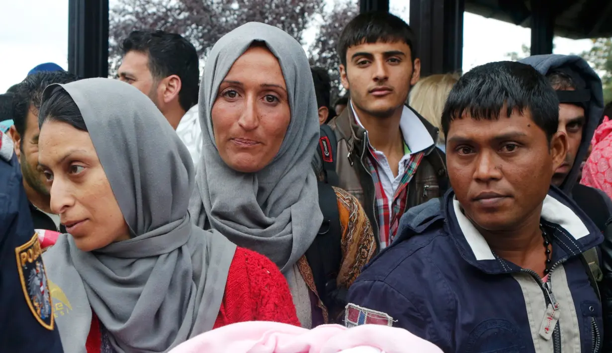 Sejumlah imigran menunggu di stasiun Nickelsdorf untuk naik kereta ke Jerman, Austria, Sabtu (5/9/2015). Sekitar 2.000 imigran menembus Austria setelah pemerintah Hungaria mengizinkan para pencari suaka ke negara selanjutnya. (REUTERS/Heinz-Peter Bader)