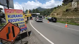 Kondisi arus lalu lintas di sekitar area yang longsor di kawasan Ciloto, Cianjur, Jawa Barat, Sabtu (31/3). Longsor yang terjadi pada Rabu (28/3) lalu diduga adanya pergerakan tanah sehingga menyebabkan longsor. (Liputan6.com/Helmi Fithriansyah)