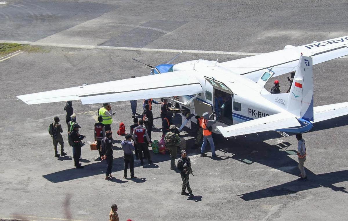 FOTO: Satgas Operasi Damai Cartenz Amankan Bandara Bilogai Sugapa