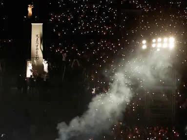Ribuan warga menyalakan lilin memperingati peristiwa Tiananmen di Hong Kong's Victoria Park, (4/6). Peristiwa ini mengenang tindakan brutal militer Tiongkok kepada mahasiswa yang berdemo di Lapangan Tiananmen, pada 4 Juni 1989.  (AP Photo/Vincent Yu)