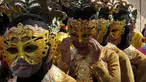 Para penari Topeng sebelum pentas di acara pembukaan kegiatan Muhammadiyah Expo 2015 di Monas Jakarta, Kamis (28/5/2015). Kegiatan tersebut merupakan rangkaian kegiatan pendukung Muktamar Muhammadiyah ke-47 . (Liputan6.com/Johan Tallo)