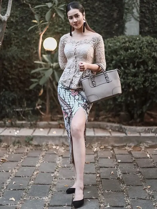 Saat pergi kondangan, wanita kelahiran 1995 ini pun tampil menawan dengan kebaya cokelat dengan bawahan batik warna senada. Dengan membawa tas yang tak cukup besar, penampilan Anya makin stylish.(Liputan6.com/IG/@anyageraldine)