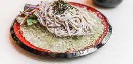 Cold soba juga menawarkan perpaduan rasa yang sederhana, tetapi tetap menggugah selera. (Foto/dok: Freepik/lifeforstock)