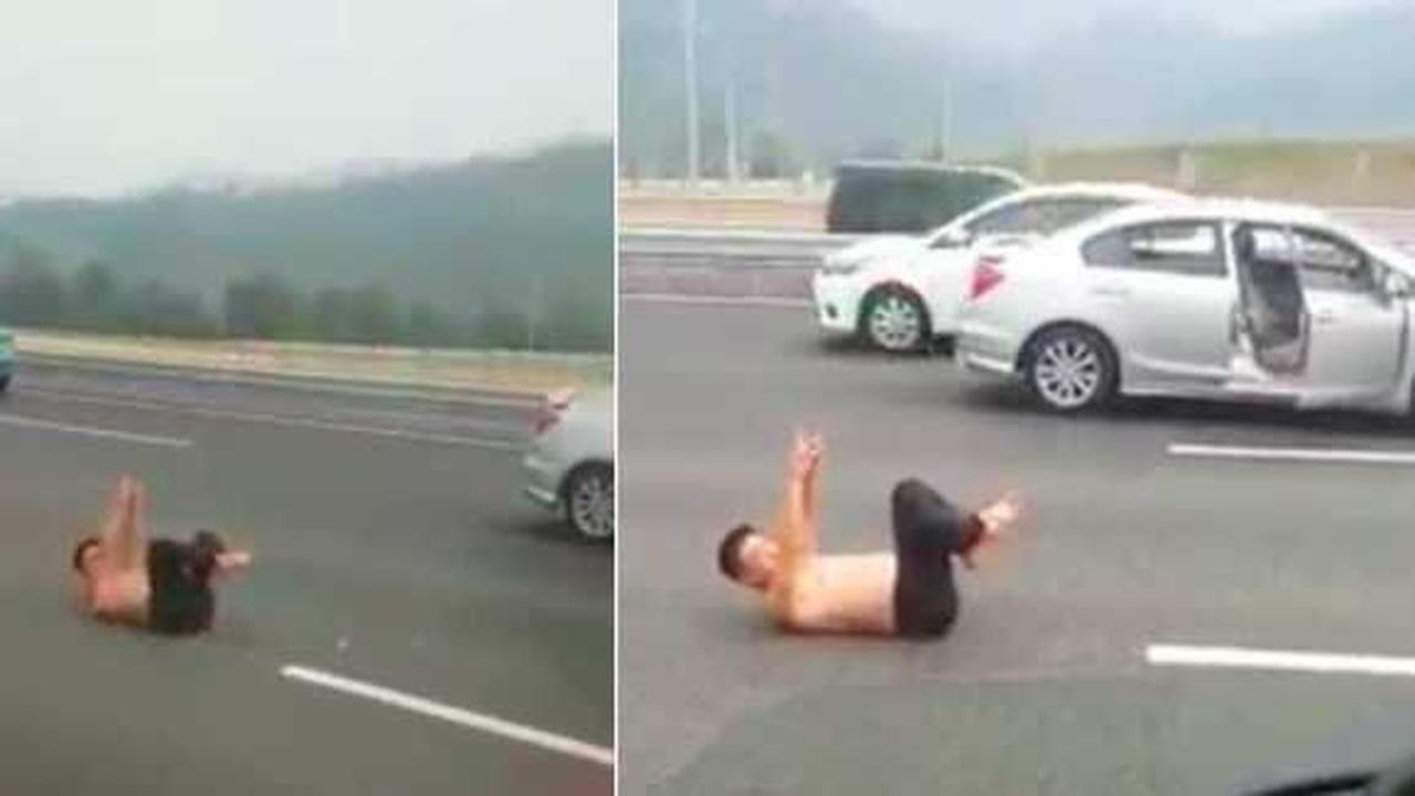 Yoga di tengah jalan raya