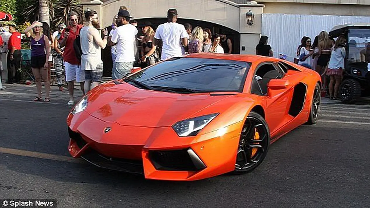 Rayakan Kemerdekaan AS, Chris Brown Pamer Lamborghini Aventador