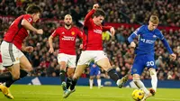 MU akhirnya bisa kembali memimpin pada menit ke-69. Garnacho meneror pertahanan Chelsea dan diakhiri dengan umpan yang mampu diselesaikan McTominay guna mencetak gol keduanya. (AP Photo/Dave Thompson)