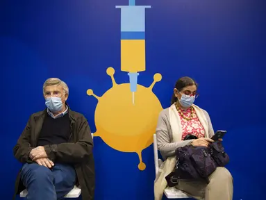 Orang-orang beristirahat setelah menerima vaksin virus corona COVID-19 di Pusat Vaksinasi COVID-19, Tel Aviv, Israel, Minggu (3/1/2021). Israel telah memberikan vaksin virus corona COVID-19 kepada lebih dari satu juta orang. (AP Photo/Oded Balilty)