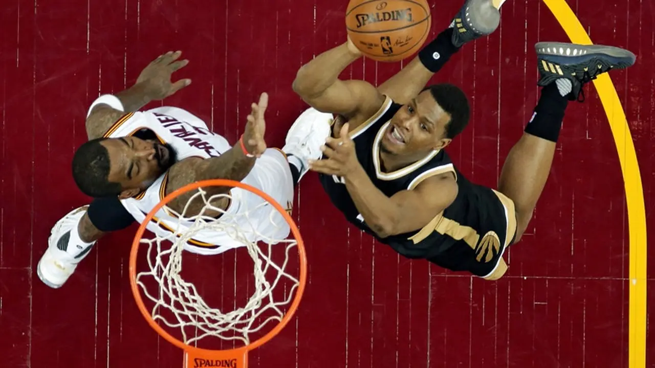 Guard Toronto Raptors, Kyle Lowry (kanan).