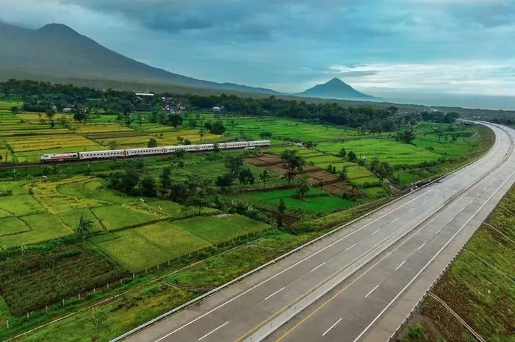 7 Potret Ruas Jalan Tol dengan Pemandangan Tercantik di Indonesia