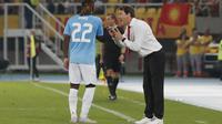 Pelatih Belgia Rudi Garcia (kanan) memberi instruksi kepada Jeremy Doku di laga Kualifikasi Piala Dunia 2026 zona Eropa Grup J kontra Makedonia Utara di National Arena Todor Proeski, Skopje, Makedonia Utara, Jumat, 6 Juni 2025. (AP Photo/Boris Grdanoski)