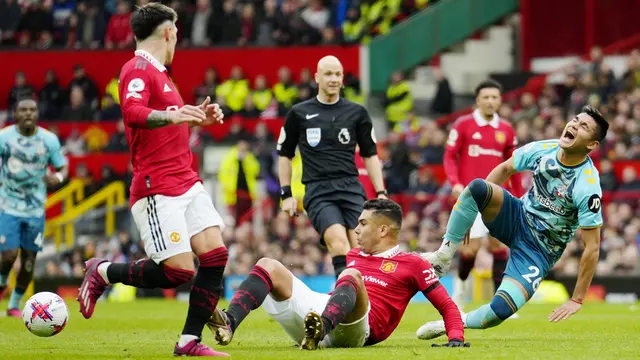 Foto: Ekspresi Casemiro Setelah Diusir Wasit, MU Ditahan Tim Juru Kunci Southampton