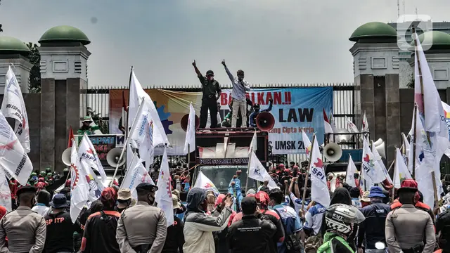 Massa Buruh Geruduk Gedung DPR Tuntut UU Cipta Kerja Dibatalkan