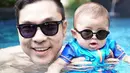 Seperti yang satu ini, bayi yang akrab disapa Yafa ini terlihat sedang asik berenang bersama sang ayah, Harvey. Keduanya kompak memakai kacamata hitam. Seperti yang diketahui, mereka tengah berada di Bali. (Instagram/sandradewi88)