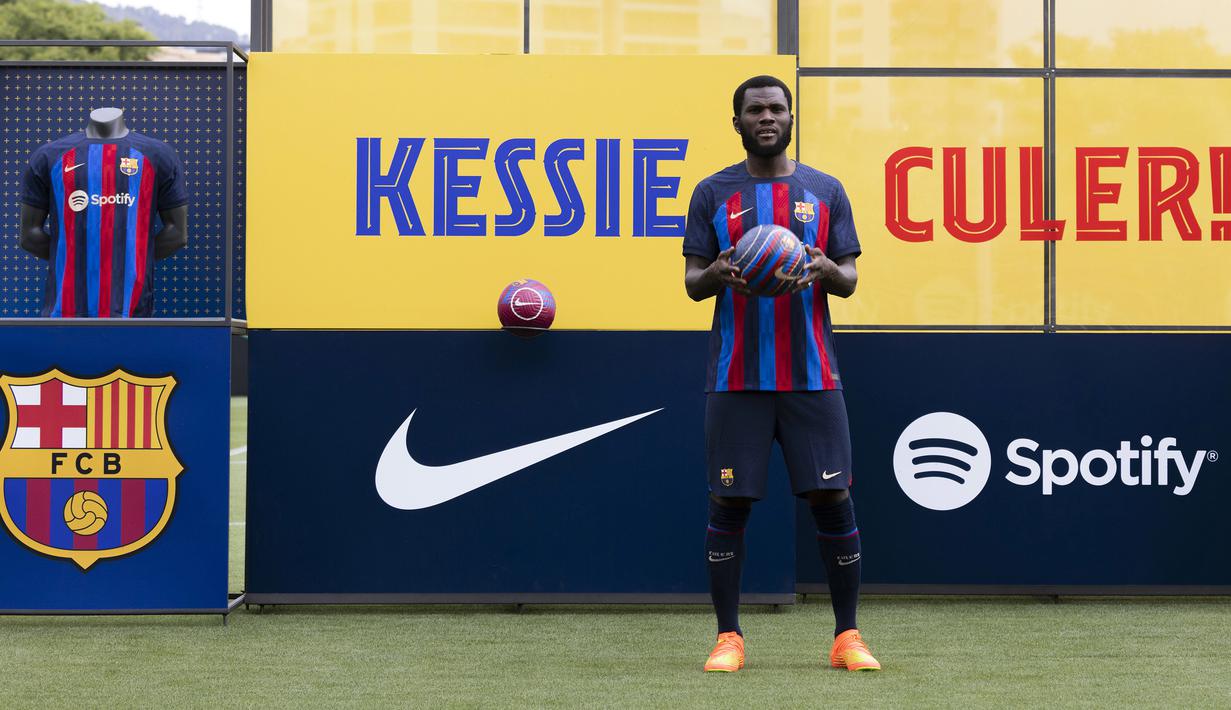 Dalam pandangannya, kehadiran Kessie bisa kembali membuat barisan tengah tim jadi garang lagi sebagaiman di era keemasan dulu. (AP/Joan Monfort)