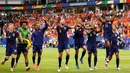 Para pemain Belanda merayakan kemenangan setelah memenangkan pertandingan sepak bola Euro 2024 Grup D melawan Polandia di Volksparkstadion, Hamburg, 16 Juni 2024. (Odd ANDERSEN/AFP)