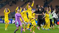 Para pemain Bodo/Glimt merayakan kemenangan di akhir pertandingan babak play-off Liga Champions antara Inter Milan dan Bodo/Glimt, di stadion San Siro di Milan, Italia, Rabu, 25 Februari 2026. (AP Photo/Luca Bruno)