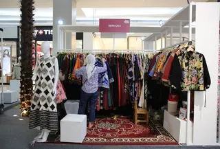 Djenggala Batik menghadirkan koleksi batik dan tenun khas Nusantara dengan sentuhan modern dalam setiap helainya. (foto: Fimela.dok)