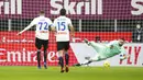 Pemain Atalanta, Josip Ilicic, mencetak gol lewat tendangan penalti ke gawang AC Milan pada laga Liga Italia di Stadion San Siro, Sabtu (23/1/2021). AC Milan takluk dengan skor 0-3. (AP/Antonio Calanni)