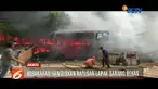 Kencangnya angin dan banyaknya bahan yang mudah terbakar membuat si jago merah sulit dijinakkan.