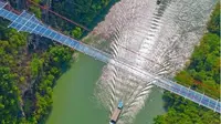 China Punya Jembatan Kaca Terpanjang di Dunia. (dok.Instagram @dezeen/https://www.instagram.com/p/CEuXkXNlYqK/Henry)