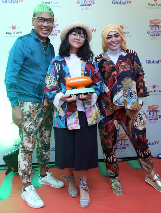 Selama menikah, sang istri juga selalu mendampingi Uya dalam melakoni pekerjaannya. Meski demikian, lelaki 42 tahun itu tidak merasa keberatan. Usai menerima penghargaan, Uya membagikan resep harmonis keluarganya. (Nurwahyunan/Bintang.com)