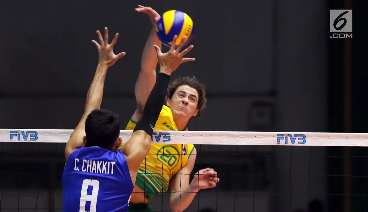 Pemain Timnas voli putra Australia, Thomas Hodges melakukan smes saat melawan Thailand pada Kejuaraan Voli Asia 2017 ke-16 di GOR Tri Dharma, Gresik, Selasa (25/7). Australia unggul 19-25, 26-28, 25-19, 25-14 dan 15-11. (Liputan6.com/Helmi Fithriansyah)