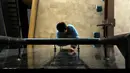 Jelang pidato kenegaraan Presiden SBY, dinding yang ada di dalam gedung DPR RI dibersihkan, (8/8/2014). (Liputan6.com/Faisal R Syam)