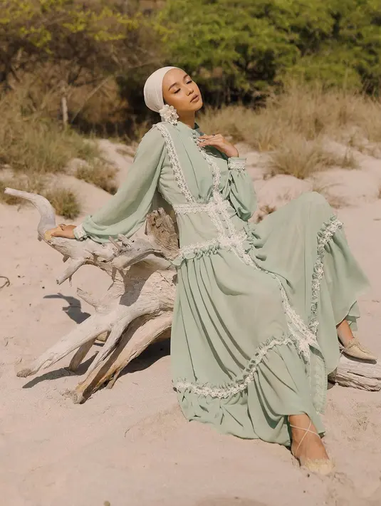 <p>Maxi dress yang memberi look cantik dan romantis bagi pemakainya dalam warna pistachio green  Foto: Instagram @mojuya.studio barliasmara</p>