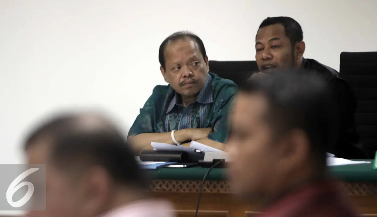 Sutan Bhatoegana saat mengikuti sidang lanjutan di Pengadilan Tipikor, Jakarta, Rabu (10/6/2015). Dalam sidang tersebut, JPU menghadirkan tujuh saksi untuk dimintai keterangan terkait jual beli rumah Sutan Bhatoegana di Medan. (Liputan6.com/Helmi Afandi)