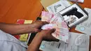 Barang bukti Air Soft Gun dan uang palsu ditunjukan oleh pihak kepolisian di Polres pelabuhan Tanjung Priok, Jakarta, Senin (2/3/2015). (Liputan6.com/Faizal Fanani)