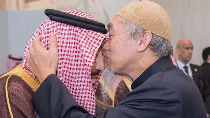 Siapakah Pria Keturunan Cina yang Mencium Kening Raja Salman?