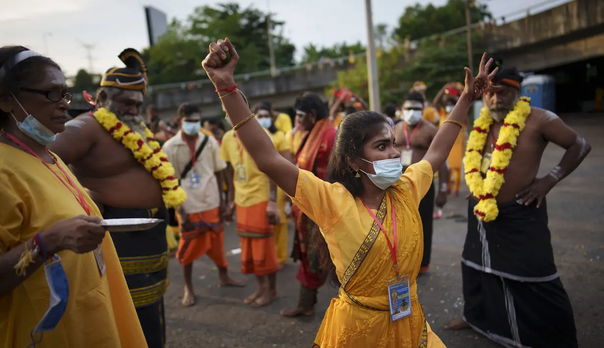 Umat Hindu mengikuti prosesi festival Thaipusam di Gua Batu di Kuala Lumpur, Malaysia (18/1/2022). Thaipusam, yang dirayakan untuk menghormati dewa Hindu Dewa Murugan, adalah prosesi tahunan umat Hindu yang mencari berkah, memenuhi sumpah dan mengucapkan terima kasih. (AP Photo/ Vincent Thian)
