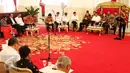 Presiden Joko Widodo (Jokowi) mengumpulkan para menteri kabinet kerja dalam sidang kabinet paripurna di Istana Negara, Jakarta Pusat, Rabu (15/3). Sidang kabinet ini membahas kapasitas fiskal dan pagu indikatif RAPBN 2018. (Liputan6.com/Angga Yuniar