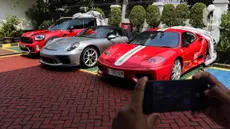 Lalu, kendaraan berupa mobil dengan total 8 unit, termasuk 2 unit Ferrari, 1 Mercedes Benz, Porsche, Rolls Royce, dan Lexus, Vellfire, dan Mini Cooper. (Liputan6.com/Herman Zakharia)