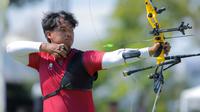 Kini Indonesia mengoleksi 67 medali emas SEA Games 2025 Thailand. Tampak dalam foto, tim panahan Indonesia, Arif Dwi Pangestu saat bertanding pada final nomor recurve beregu putra SEA Games 2025 di Football Field 1, Bangkok, Thailand, Rabu (17/12/2025). (Bola.com/Bagaskara Lazuardi)
