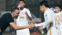 Pelatih Persija Jakarta menyalami Witan Sulaeman yang mencetak dua gol ke gawang PSM Makassar dalam laga BRI Liga 1 2023/2024 di Stadion Gelora BJ Habibie, Parepare, Sulawesi Selatan, Jumat (3/11/2023) malam WIB. (Dok. Persija Jakarta)