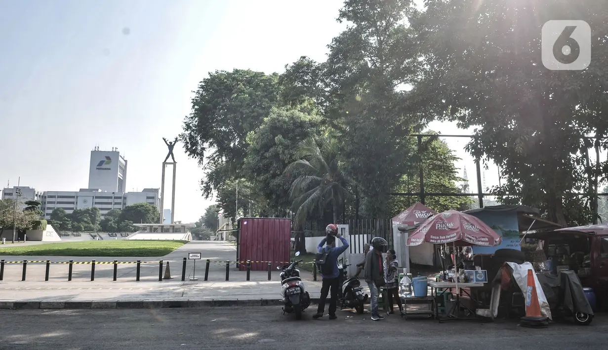 Pedagang kaki lima saat berjualan di trotoar kawasan Lapangan Banteng, Jakarta, Senin (7/9/2020). Sembilan titik tersebut antara lain berada di Jalan Pamekasan, Jalan Kendal, Jalan Gedung Kesenian, Lapangan Banteng, dan Jalan Sudirman. (merdeka.com/Iqbal S. Nugroho)