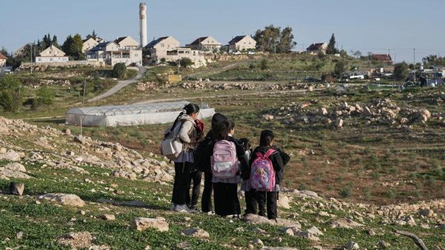 Pemukim Israel Halangi Akses Anak-anak Palestina ke Sekolah dengan Kawat Berduri dan Gas Air Mata