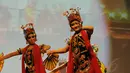 Sejumlah penari menarikan tarian tradisional Banyuwangi saat pembukaan Internasional Tour De Banyuwangi Ijen, (15/10/2014). (Liputan6.com/Helmi Fithriansyah)