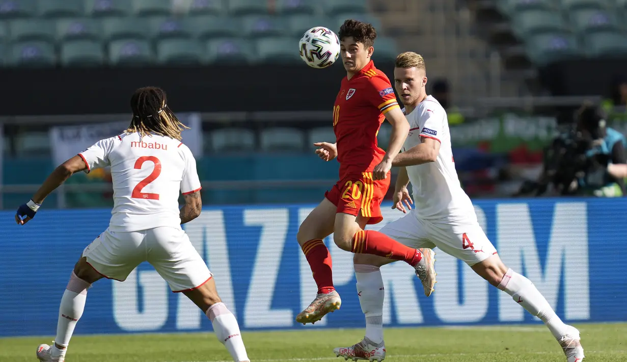 Tampil saling serang di awal laga, Wales memperoleh peluang pertama lewat akselerasi Daniel James yang melepaskan umpan kepada gelandang Kieffer Moore pada menit ke-15. Tandukannya masih dapat ditepis kiper Swiss, Yann Sommer. (Foto: AP/Darko Vojinovic/Pool)