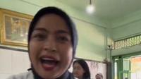 Heboh Pengamen Bawakan Lagu Kotak Ini Tak Sadar Tantri Nyanyi Bareng Di Dekatnya (Sumber: Instagram/tantrisyalindri)