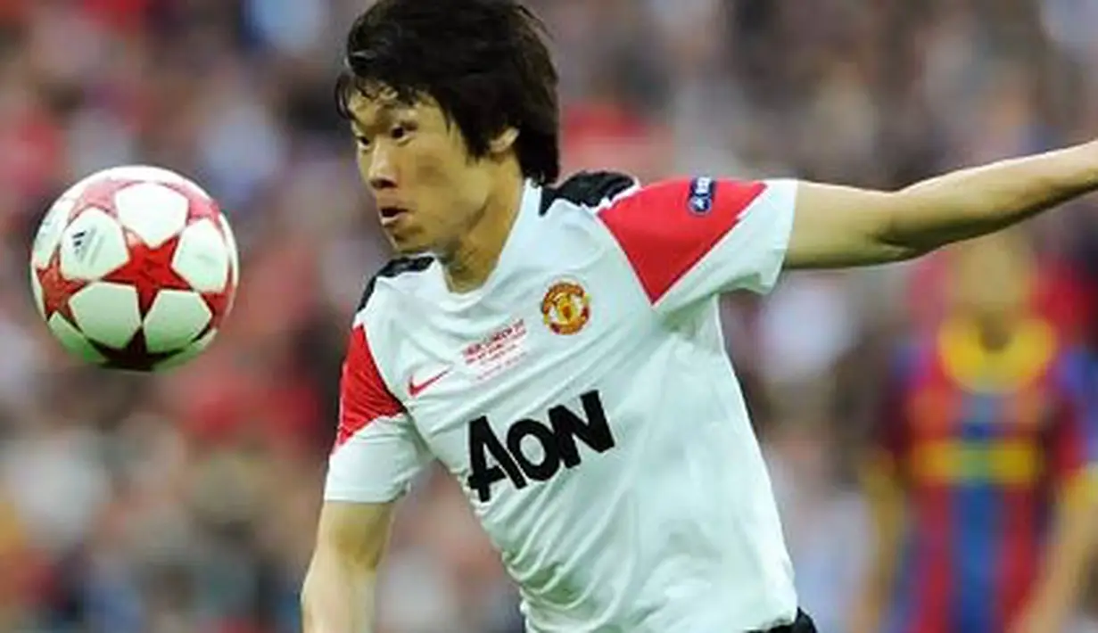 Gelandang Manchester United Park Ji-Sung mengontrol bola dalam partai final Liga Champions kontra Barcelona di Wembley Stadium, London, 28 Mei 2011. AFP PHOTO/FRANCK FIFE