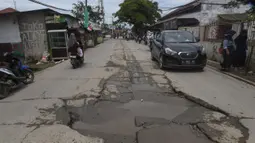 Belasan titik di Jalan Raya Tanjung Pasir mengalami kerusakan. (merdeka.com/Arie Basuki)