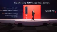 Richard Yu CEO Huawei Consumer Business Group memamerkan Huawei P30 dan P30 Pro. Liputan6.com/Jeko I.R.